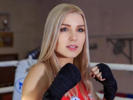 在拳击界,伊卡翠娜由于拥有惊人的美貌,健美修长的身材和蓝色的迷人