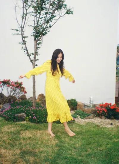 大家可以发现虞书欣穿着淡黄长裙的时候并没有穿鞋,赤脚在草地上走,看