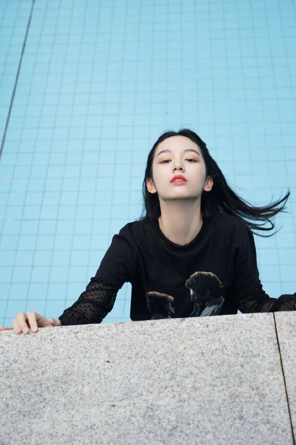 她演《少年的你》魏莱走红,今穿t恤配开叉皮裙,气场哪像22岁