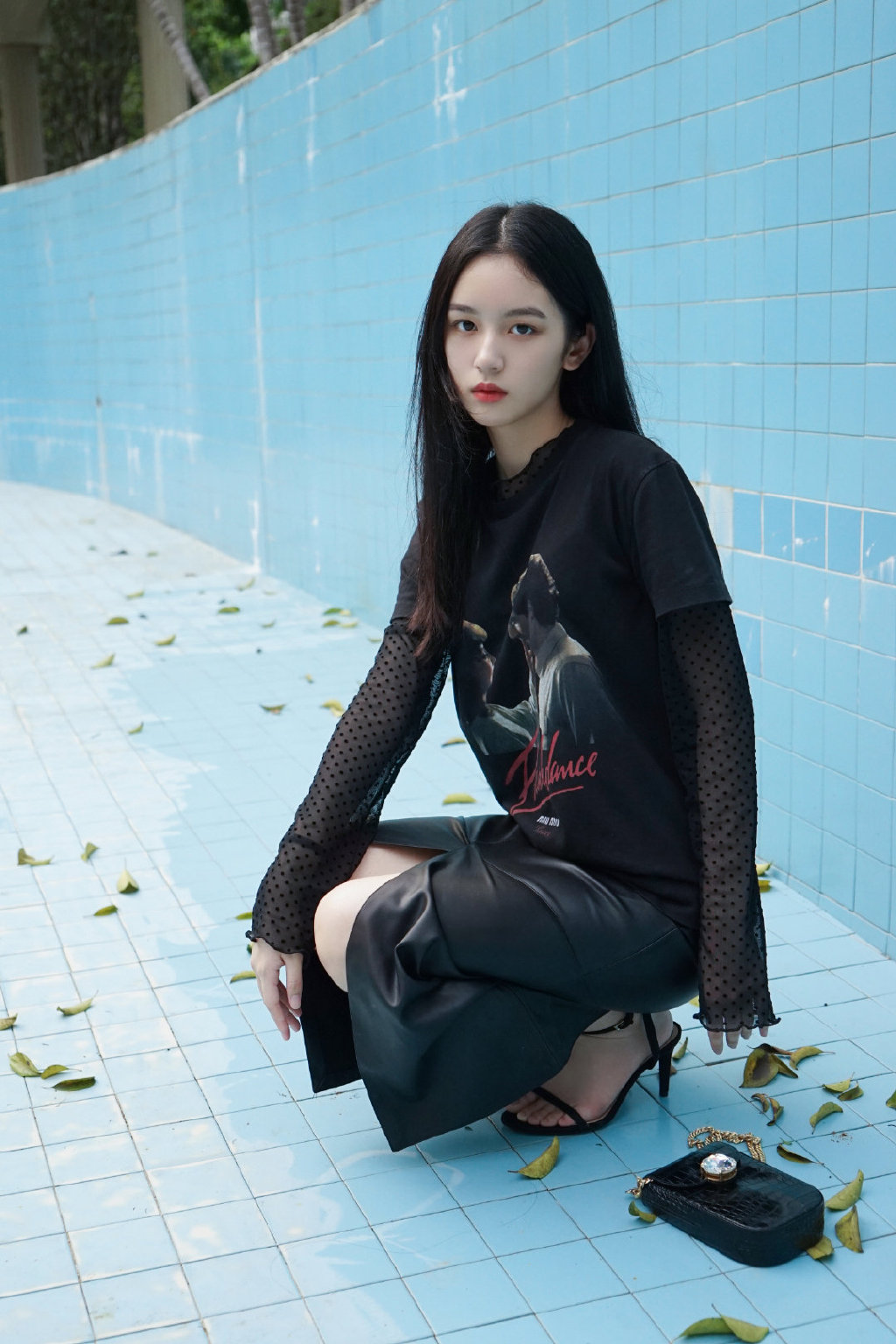 她演《少年的你》魏莱走红,今穿t恤配开叉皮裙,气场哪像22岁