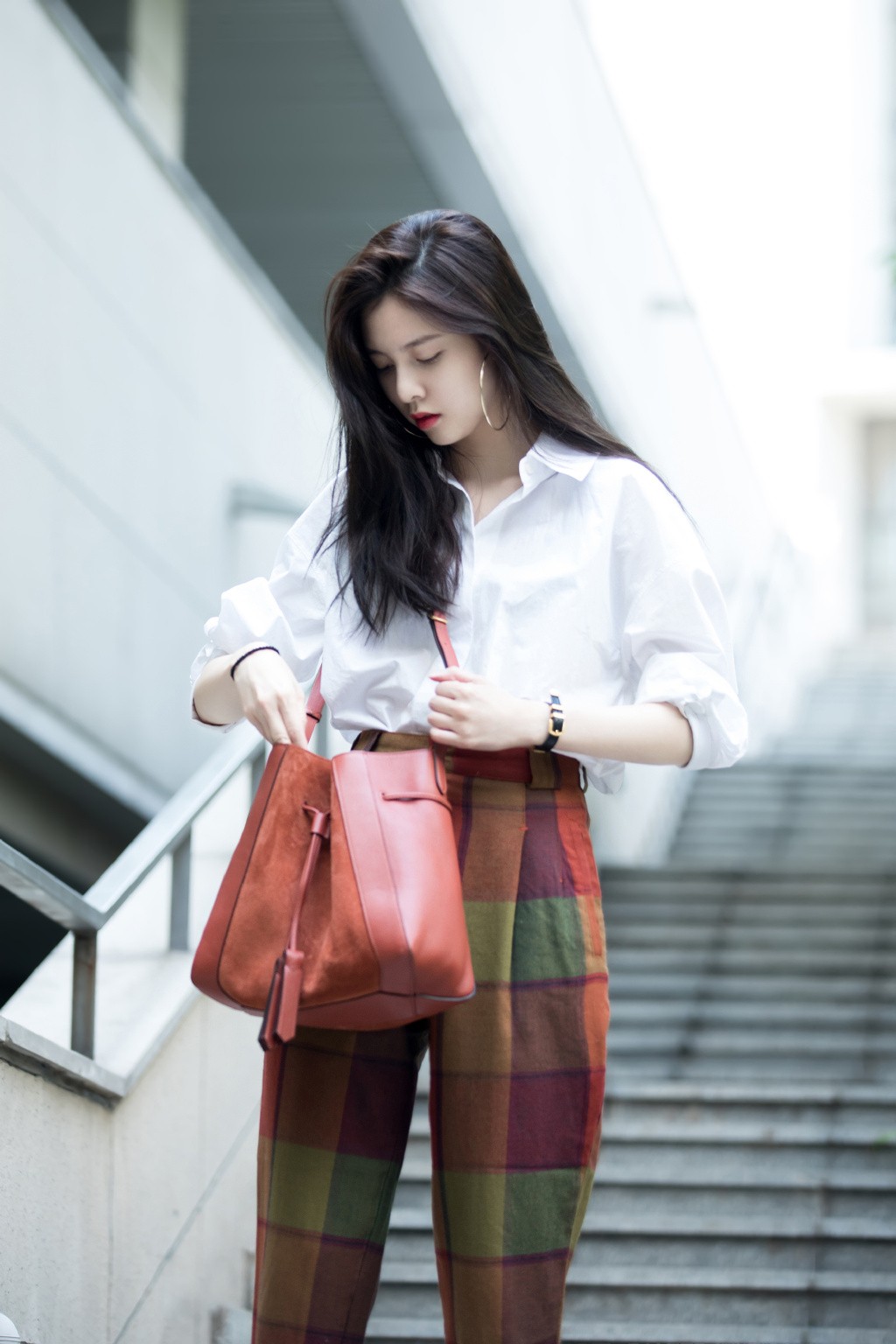 宋妍霏身穿披头士联名款t恤,搭配印字阔腿裤,演绎复古俏皮感