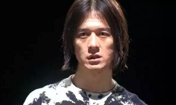 曾与"影后"周迅相恋的贾宏声,成名之际染上毒瘾,43岁坠楼身亡