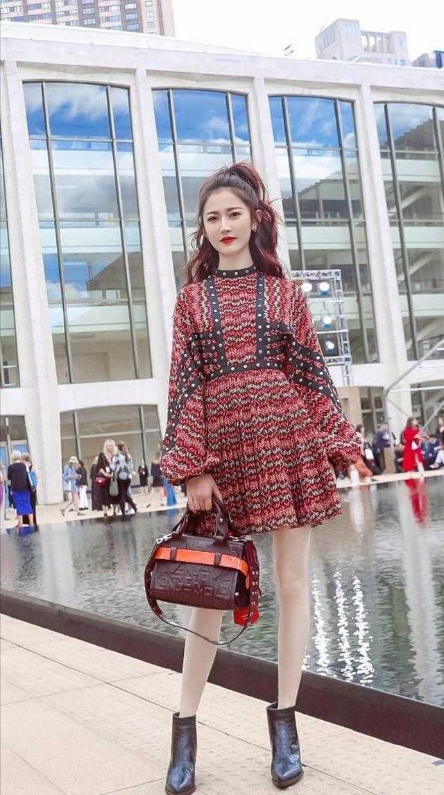 27岁陈钰琪真是气质女神,穿一条鹅黄色的连衣裙,秒变成初恋女友