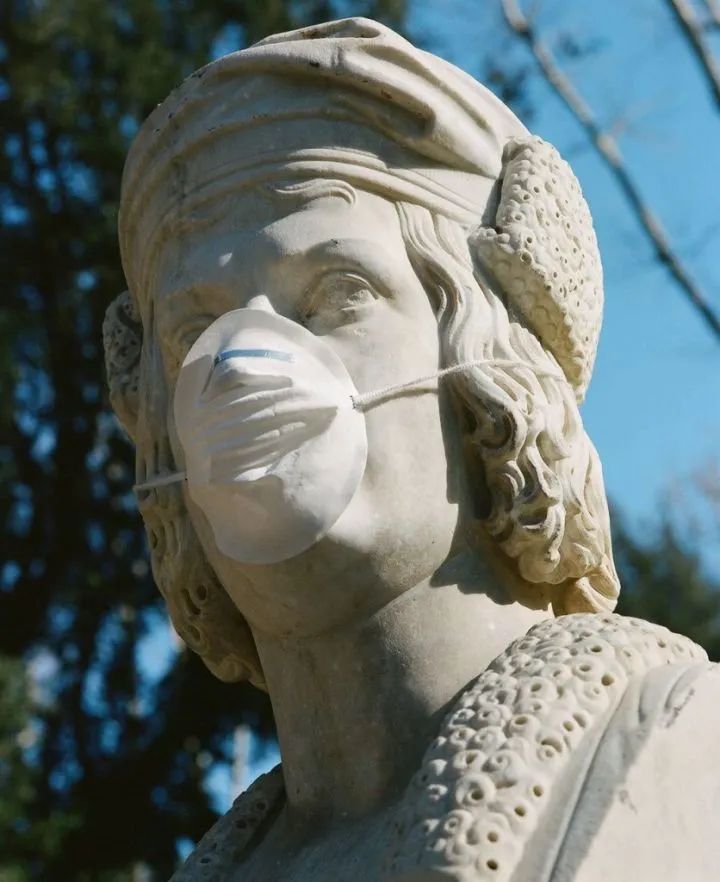 许多人都评论pestilli为雕塑戴上口罩的行为,是一种资源的浪费,还是一