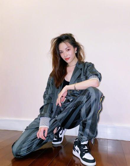 还是钟楚曦最有个性,穿灰黑条纹运动套装搭配aj,发型太狂野