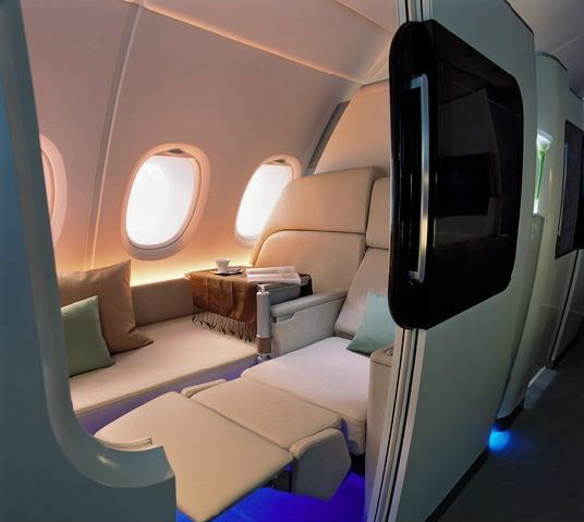 飞机起飞后空姐为什么要偷偷将头等舱窗帘拉上说出来你不信