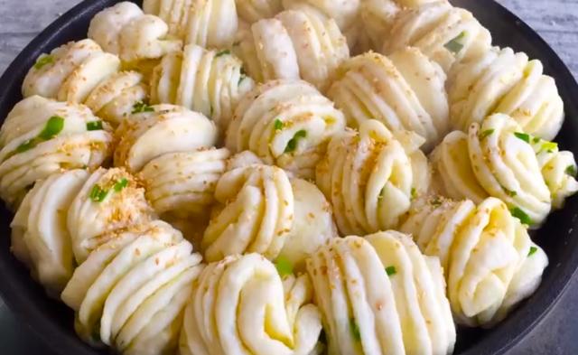 早餐别吃包子了,教你简单做葱香生煎花卷,一面蒸一面煎,超好吃