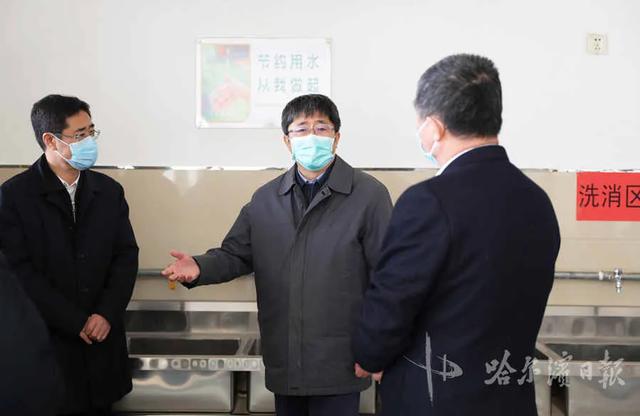 他先后到宾西镇第一中学,居仁镇中心小学校和宾县第二中学三所学校"走