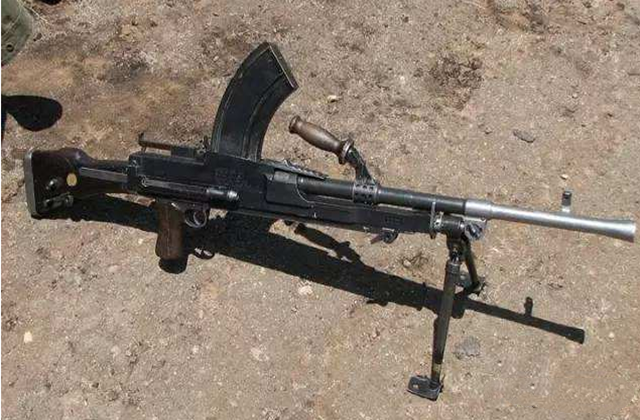 m1941强生轻机枪:这把枪造型十分的怪异,看起来像步枪,但其实它是轻