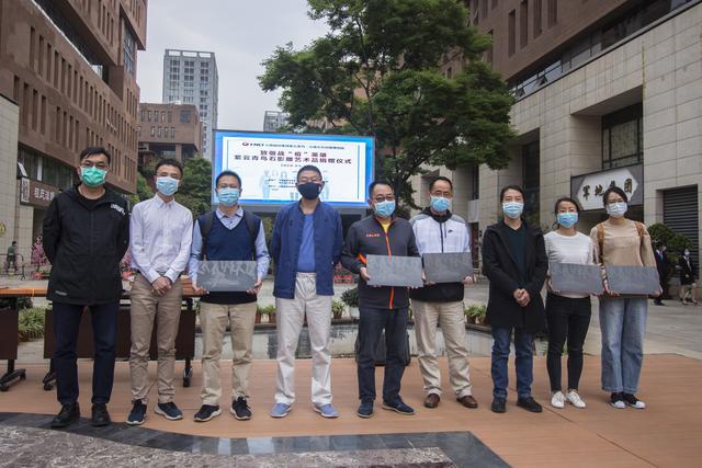 云南城投集团紫云青鸟向医务工作者捐赠抗疫纪念石影雕艺术品