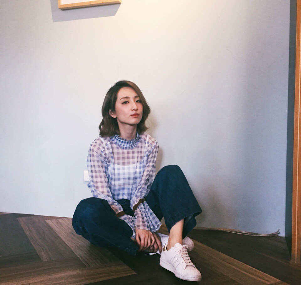 35岁演《想见你》女主大红,今穿荷叶边衬衣配皮裤,复古霸气