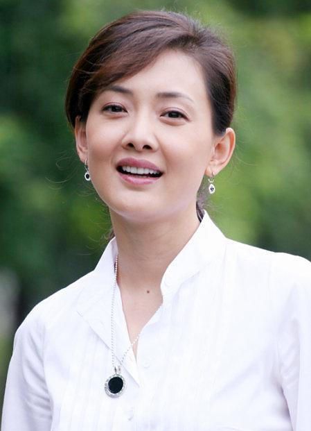 44岁牛莉近照曝光,素颜出镜气质出挑,嫁圈外老公23年恩爱有加