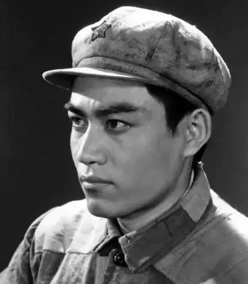 这才是演员该有的样子,他拍戏从不带剧本,娶了初恋恩爱38年