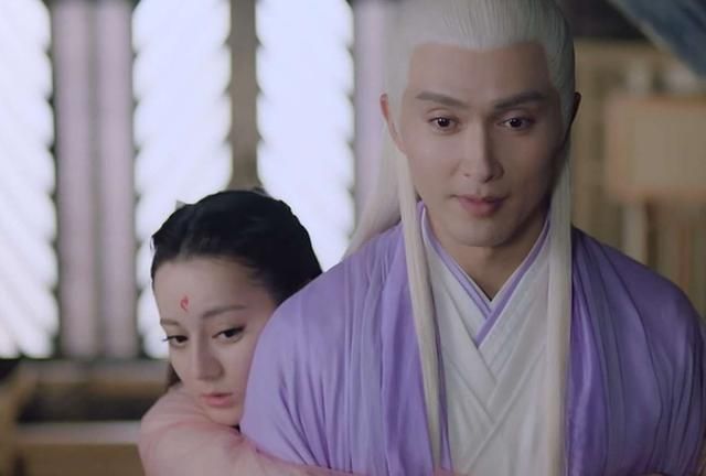 而且帝君见到凤九也并没有一眼万年,反倒是对知鹤和姬蘅一直是照拂有