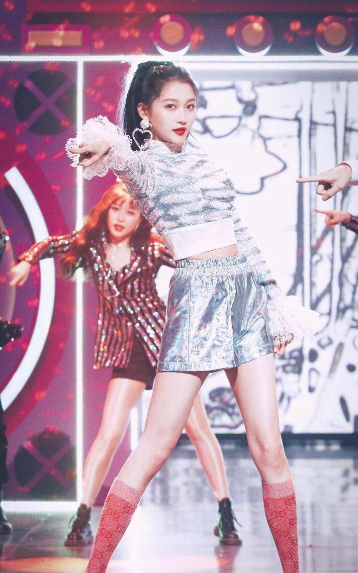 关晓彤露脐装 黑色紧身裤 摇滚风装扮又帅又飒 你被酸到了么