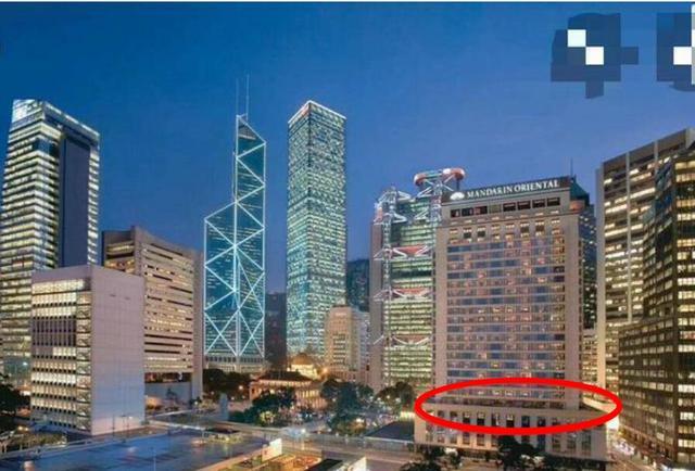 这个酒店就是当年著名演员张国荣自杀跳楼的文华酒店,而4月1日就是他