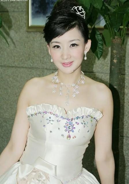 离开孙楠买红妹越发年轻,穿宽松黑裙舒适大方,49岁扎马尾好年轻