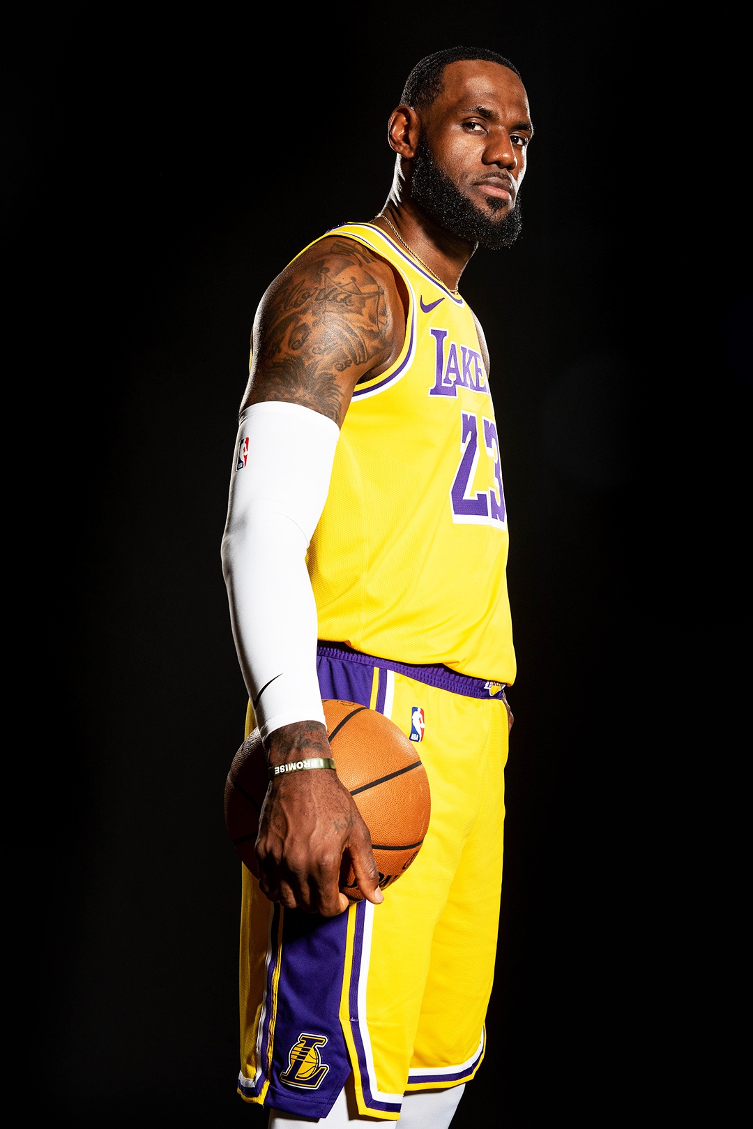 正文  在这20年里,科比以核心球员的身份帮助湖人队五次登顶,个人在