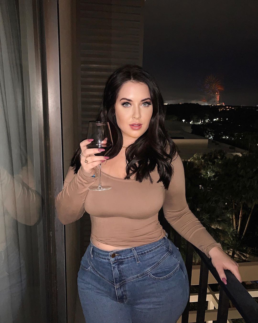 一位非常特别的网红hollyluyah一张照片一天获得4万点赞