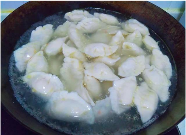 煮饺子是冷水还是热水下锅?为什么还要打点冷水?现在终于明白了