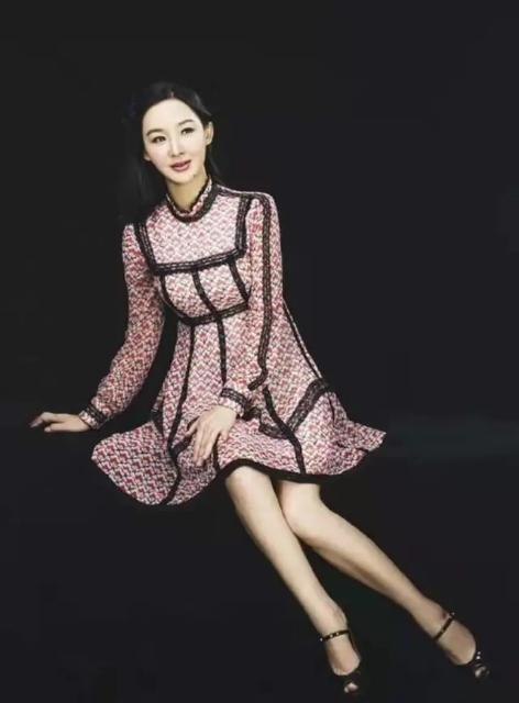 离开孙楠买红妹越发年轻,穿宽松黑裙舒适大方,49岁扎马尾好年轻