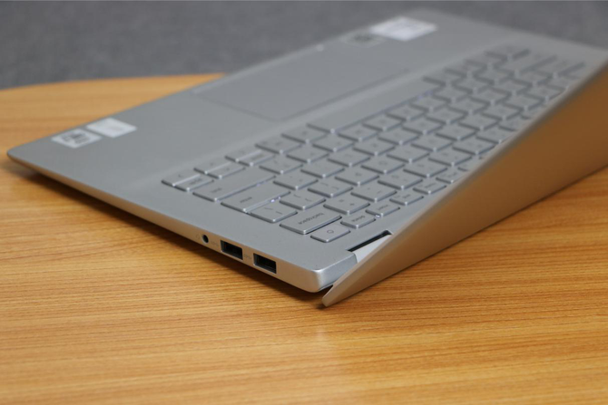 灵越14-7490采用lift转轴设计,将屏幕打开后机身会轻微翘起,增强了