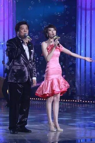 曾是东方卫视当家花旦,因《舞林大会》走红,王冠现状如何?