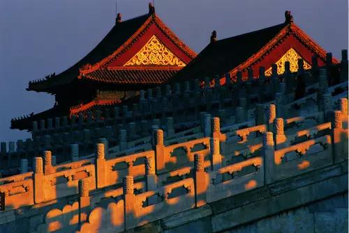 的征战杀伐,淹没在古井雕栏间的深宫幽怨,凝结在草木花丛间的欢笑泪滴