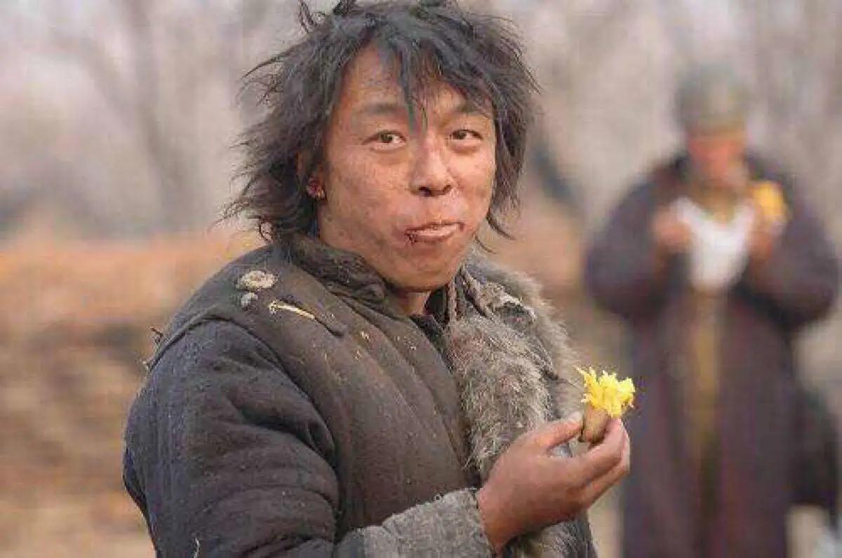 都是演乞丐:星爷吃剩饭狼吞虎咽,黄渤让人不敢接近,杨颖咋演的