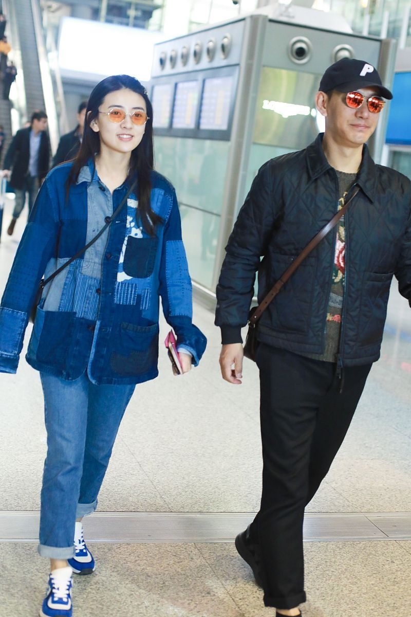 蒲巴甲与小9岁未婚妻走机场,25岁梁洁还有娃娃脸,素颜像初中生