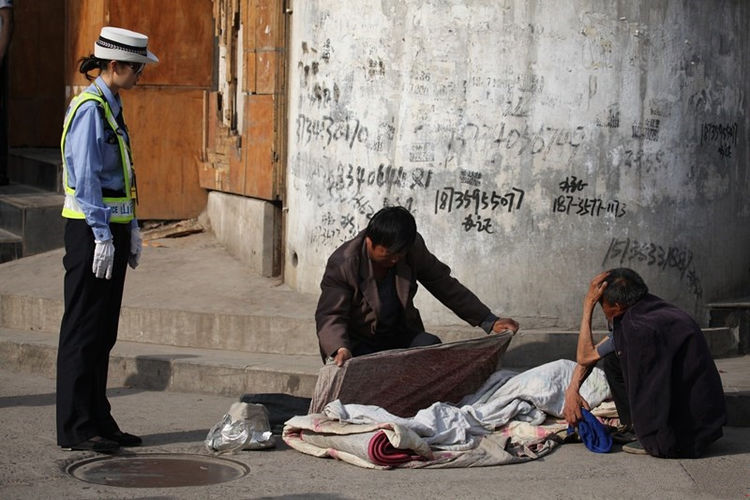 女警察当街戳穿假装瘫痪的乞丐