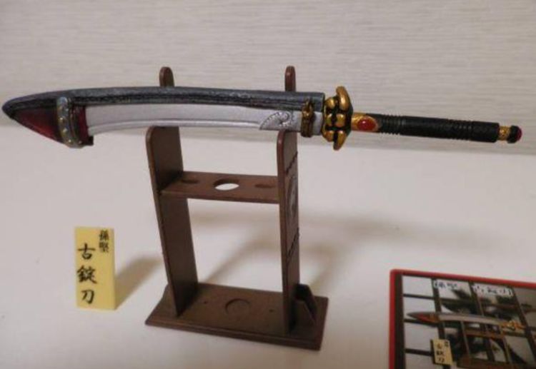 三尖两刃刀这是袁术手下纪灵的兵器,在历史上纪灵的实力还是很强大的