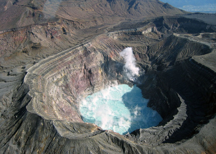 世界上最大的火山口,周长120千米,火山喷发灰云高达1万米