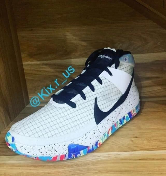 蝴蝶?金链?kd13再曝光两款新配色,要素过多,眼花缭乱!