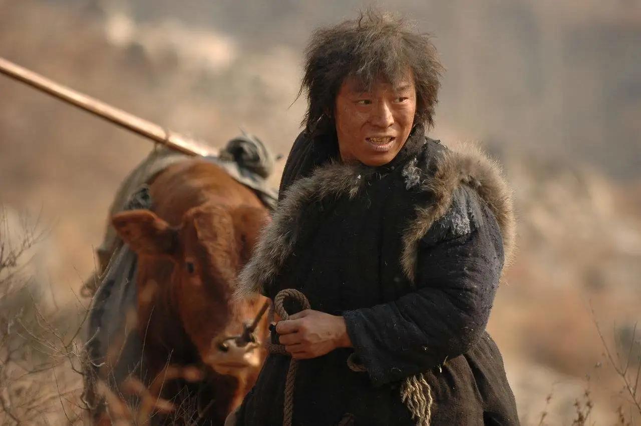 都是演乞丐:星爷吃剩饭狼吞虎咽,黄渤让人不敢接近,杨颖咋演的