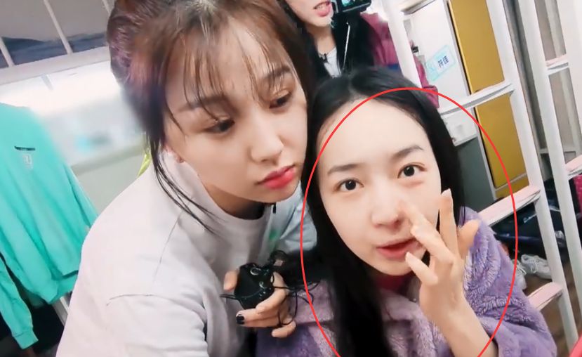 秦牛正威素颜出镜脸没洗就被镜头怼脸拍状态太真实了