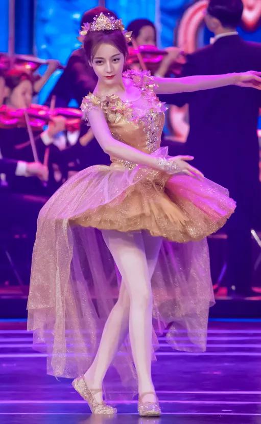 有一种"惊艳"叫迪丽热巴跳芭蕾,当她弯下腰的一刻,这身材绝了