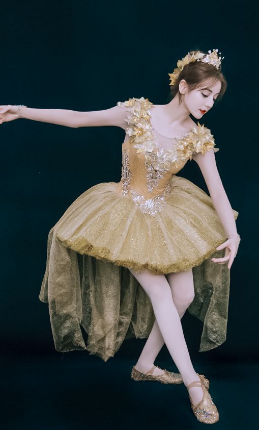 有一种"惊艳"叫迪丽热巴跳芭蕾,当她弯下腰的一刻,这身材绝了