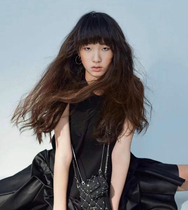 小s女儿许曦文再现厌世脸,扎一字马拍写真好拼,翻白眼也有范儿