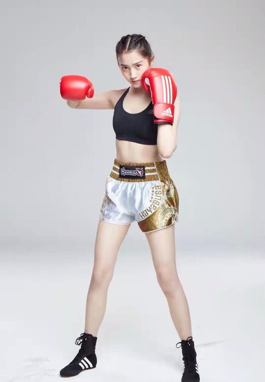 关晓彤拳击服拍照,动作奔放尽显好身材,眼神犀利酷似美女杀手