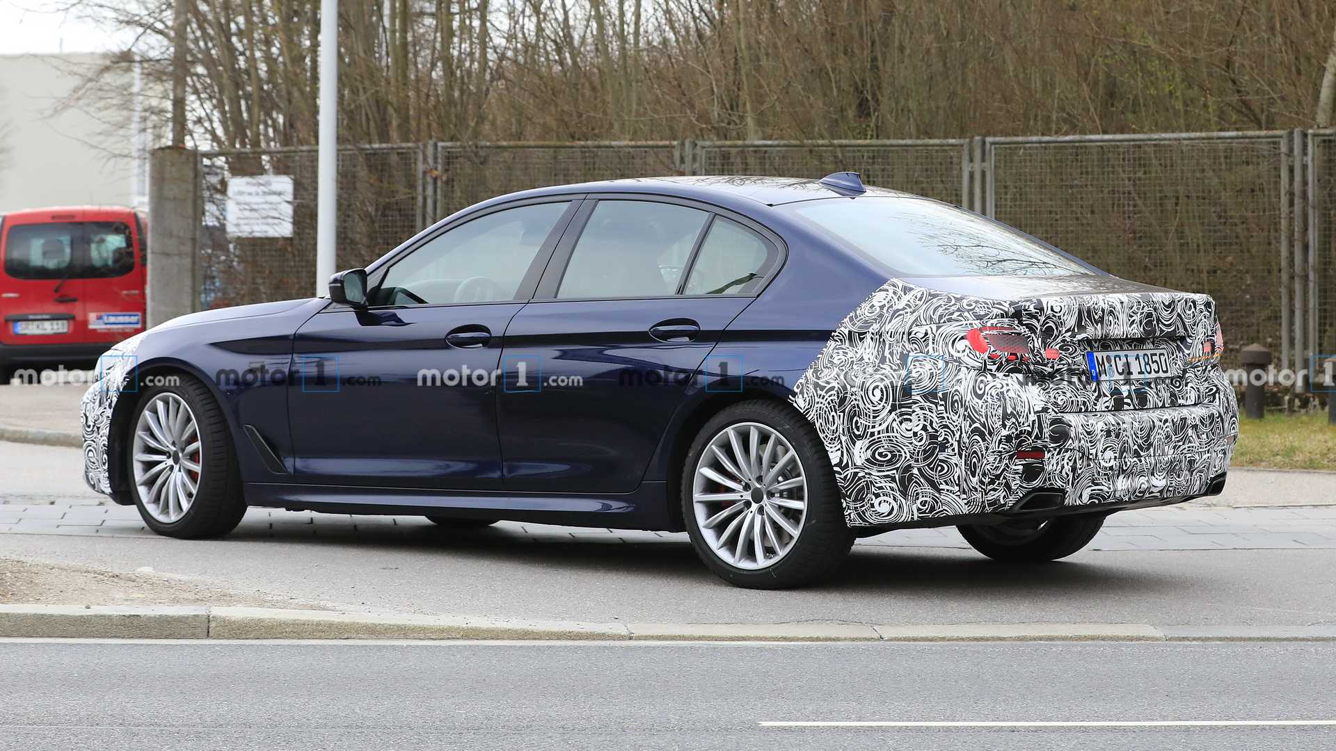 改款宝马5系最新谍照,前格栅更大了,直6发动机也电气化了