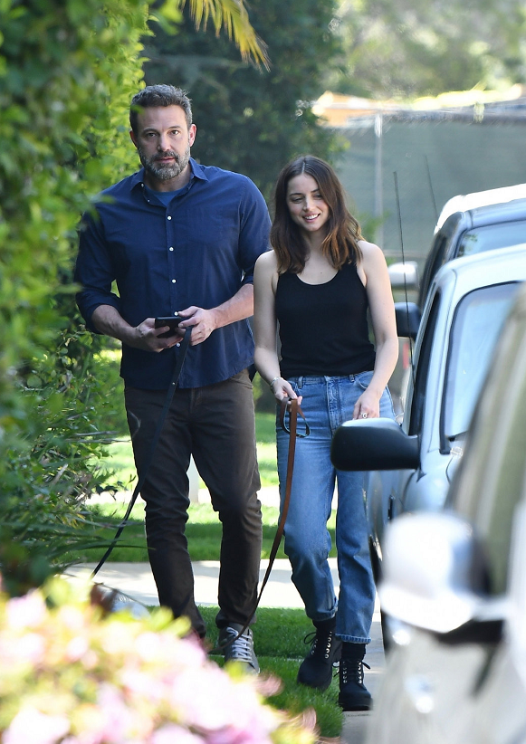 本阿弗莱克与新女友遛狗街拍不时依偎在一起甜度爆表