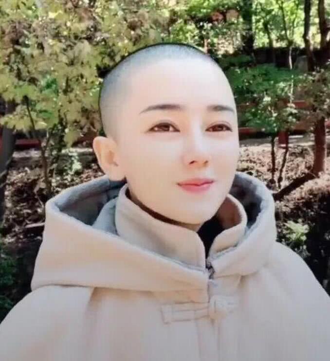 抖音光头小姐姐圈粉无数, 看一眼就心动, 有这颜值要头发有何用?