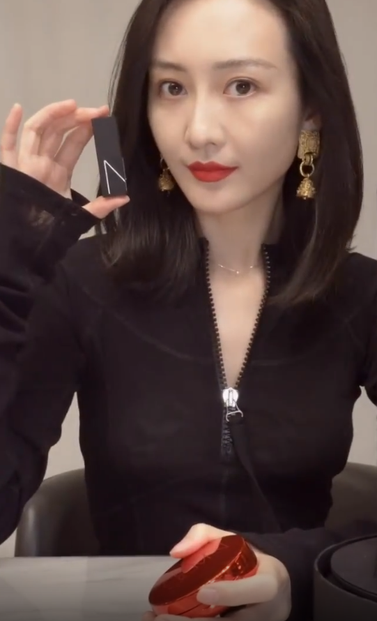 王鸥试口红气场十足,头肩比例成"大头娃娃",胸口前拉链成亮点