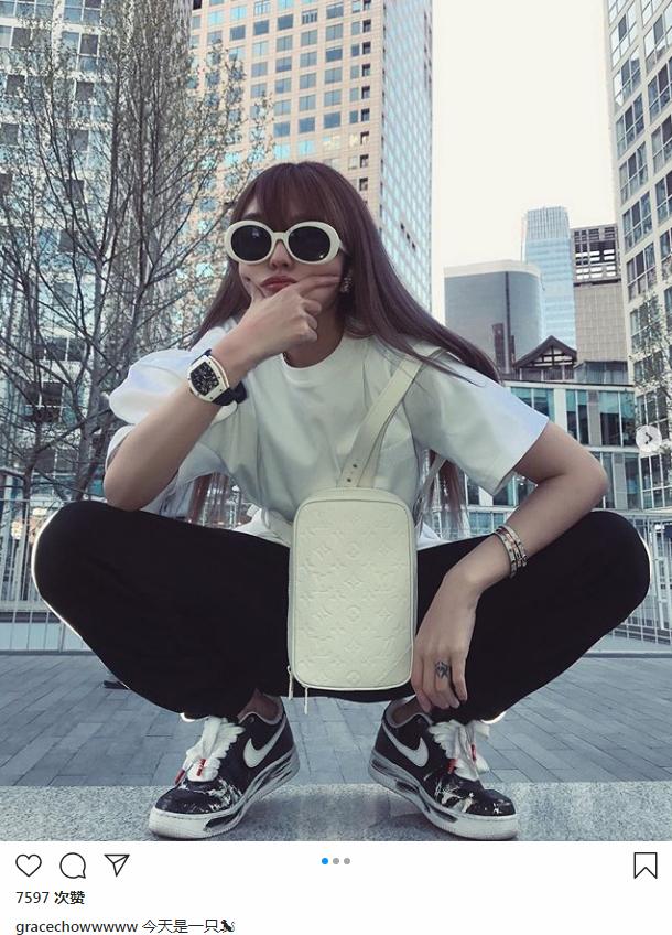 周扬青晒美照撞脸Lisa,罕见衣着性感媚力全开,火辣身材吸睛