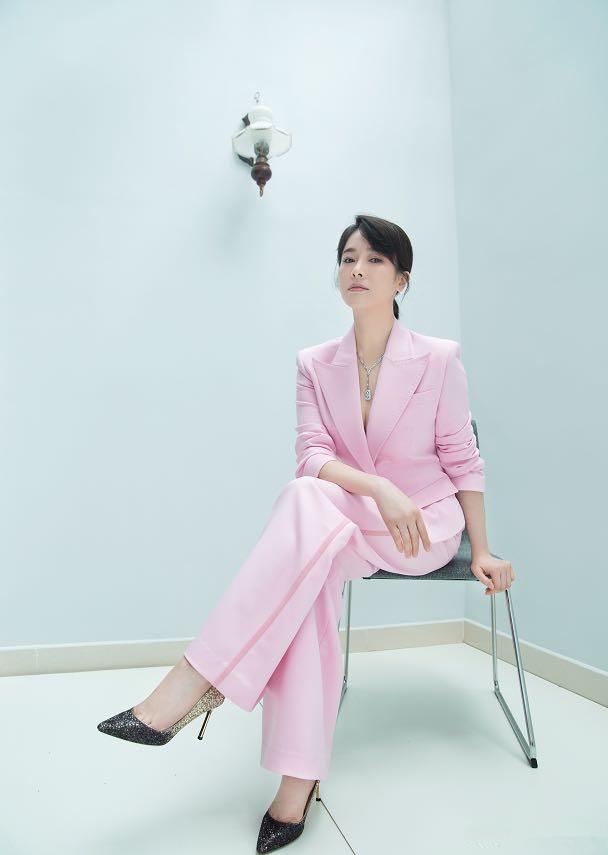 左小青是真正的冻龄女神真空穿西装又美又撩42岁依旧有少女范