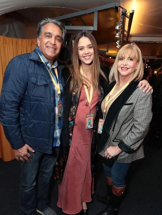 英国人,德国人和法裔加拿大人的后裔,她的父亲马克是墨西哥裔美国人