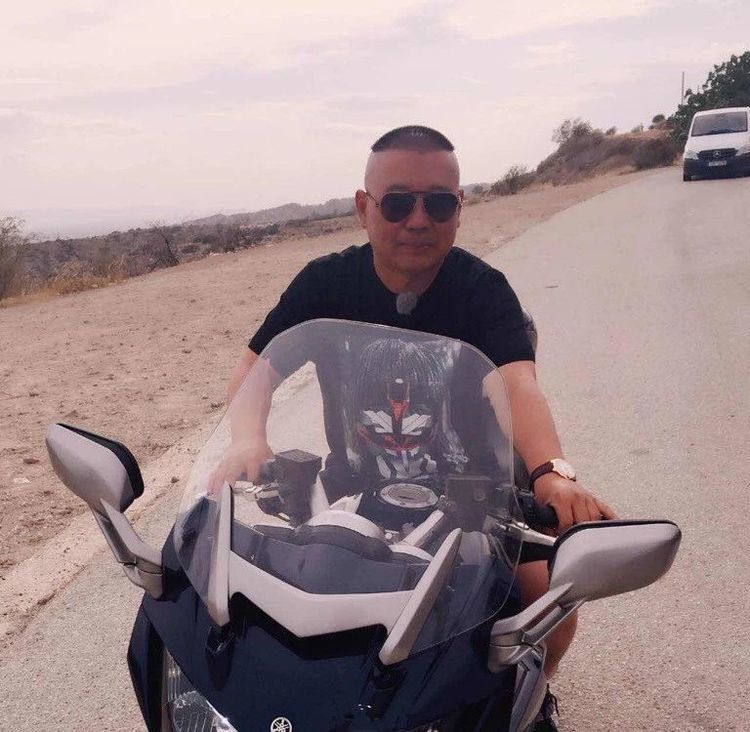 44岁郭德纲近照,曾被前妻抛弃,如今和现任生活幸福,小儿子可爱