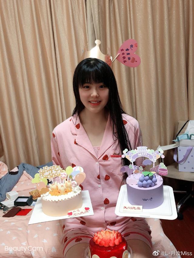 女篮姑娘李月汝发文庆祝21岁生日,晒居家照甜美可爱