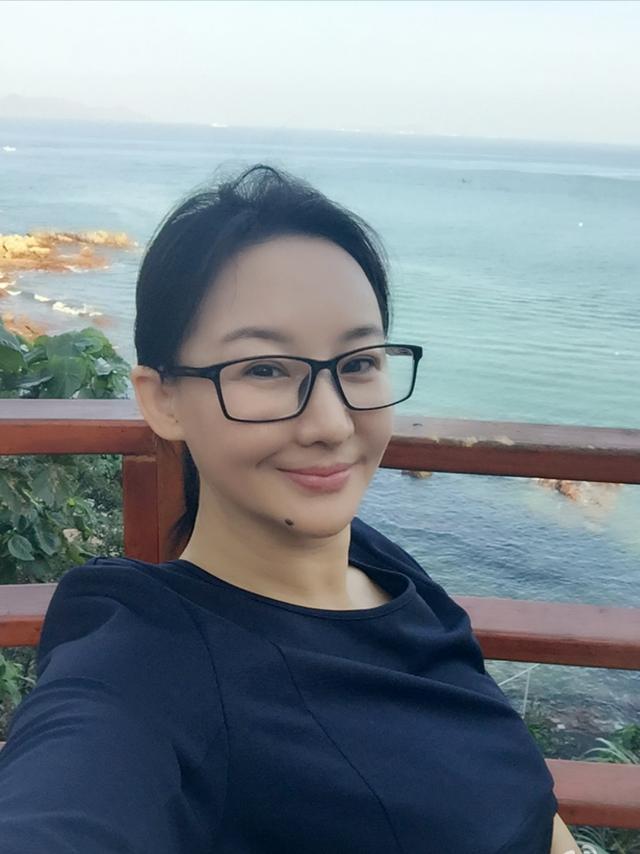 离开孙楠买红妹越发年轻,穿宽松黑裙舒适大方,49岁扎马尾好年轻